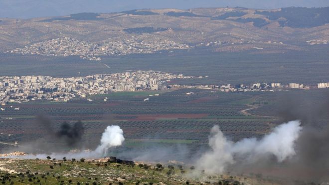 Поддерживаемые Турцией сирийские повстанцы ведут огонь по курдскому курсу в южной Турции Боевики ополчения YPG в районе Африн 19 февраля 2018 года