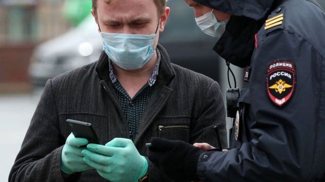 Сотрудник полиции проверяет пропуск