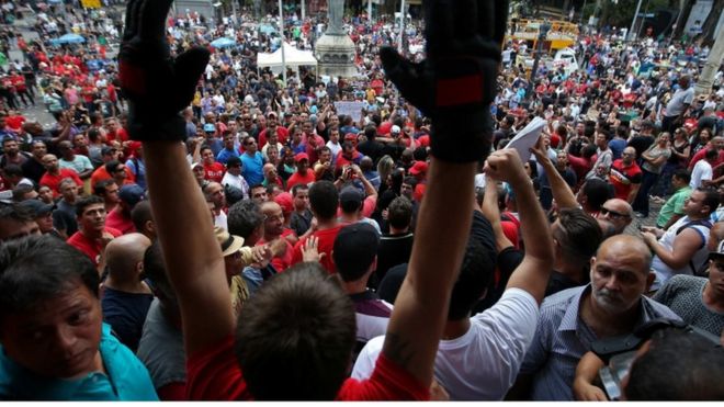 Сотрудники штата Рио-де-Жанейро, в том числе полицейские, проводят демонстрации в Законодательном собрании в Рио-де-Жанейро, Бразилия, 8 ноября 2016 года