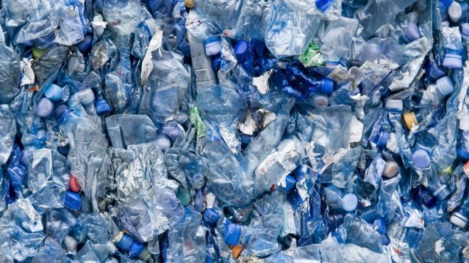 Пластиковые бутылки, готовые к переработке