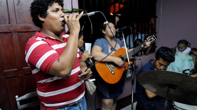 Nicaragüenses cantando
