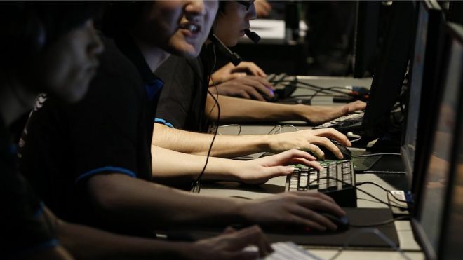 Геймеры участвуют в соревнованиях по киберспорту