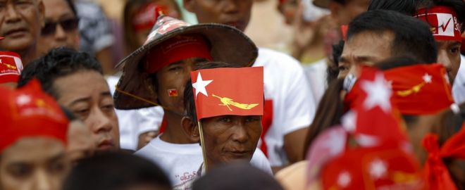 Люди слушают выступление покровителя партии Национальной лиги за демократию (НЛД) Тин Оо во время предвыборной кампании партии НЛД в поселке Ланмадау в Янгоне, Мьянма, 6 октября 2015 года.