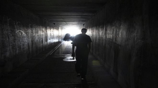 Les organisations travaillant avec les sans-abri à Las Vegas estiment que jusqu'à 1 500 personnes vivent dans les tunnels souterrains de la ville.
