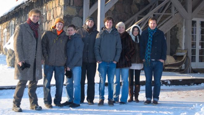 Восемь коллег TransferWise стоят в снегу в 2011 году