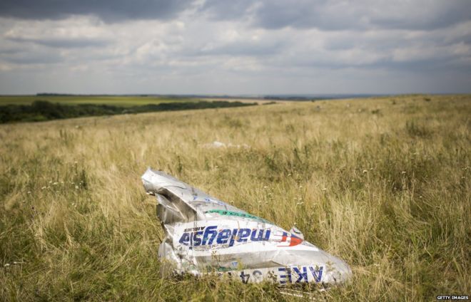Кусок обломков MH17
