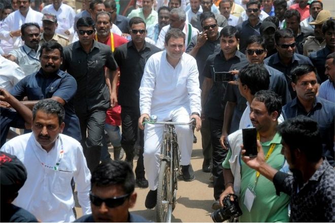 Президент Всекитайского конгресс-комитета (AICC) Рахул Ганди едет на велосипеде во время предвыборной кампании в преддверии выборов в Законодательное собрание Карнатаки в Малуре, примерно в 60 км от Бангалора 7 мая 2018 года.
