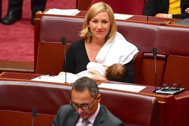 Сенатор Лариса Уотерс кормит грудью свою дочь Алию Джой в австралийском парламенте.