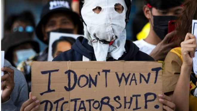 Un manifestante con un cartel contra el régimen militar.