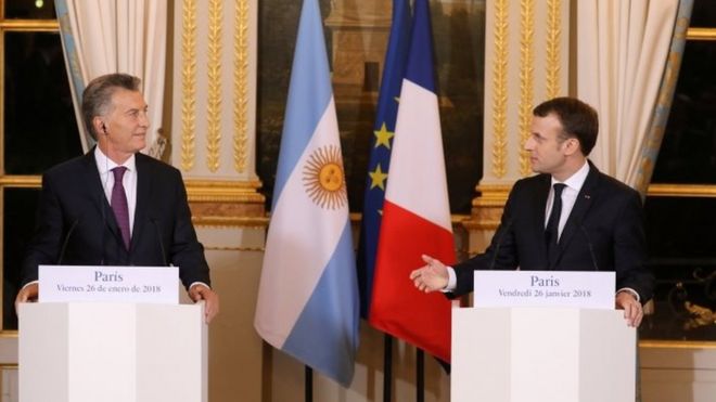 Президент Аргентины Маурисио Макри и президент Франции Эммануэль Макрон выступают на пресс-конференции в Елисейском дворце в Париже, Франция, 26 января 2018 года.