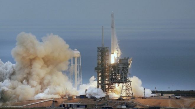 The SpaceX Falcon rocket launches from the Kennedy Space Center in Florida (19 February 2017)