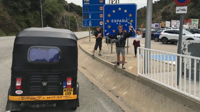 Тук-тук и ученики на обочине дороги в Испании