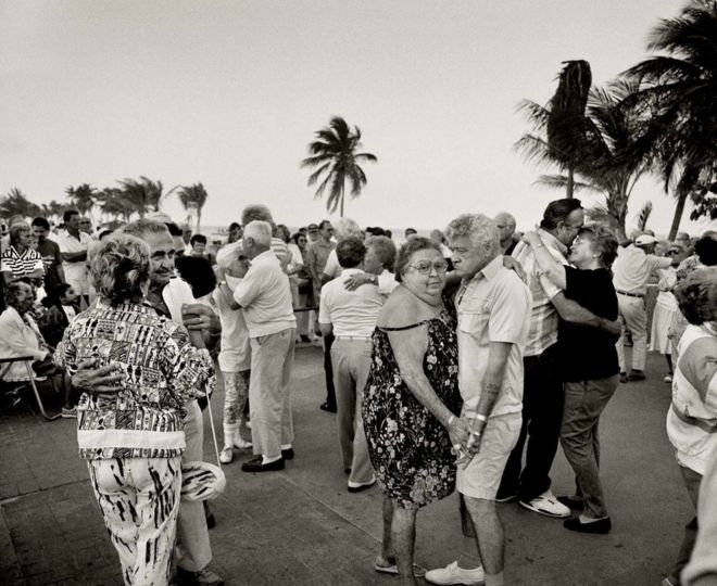 Пожилые пары танцуют вместе на Майами-Бич