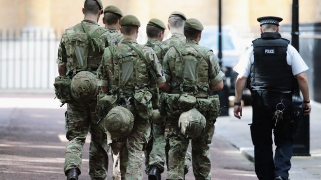 Солдаты, прибывающие около Букингемского дворца в Лондоне в мае 2017 года в виде 984 военнослужащих, дислоцированных по всей стране после террористической атаки на Манчестерской арене