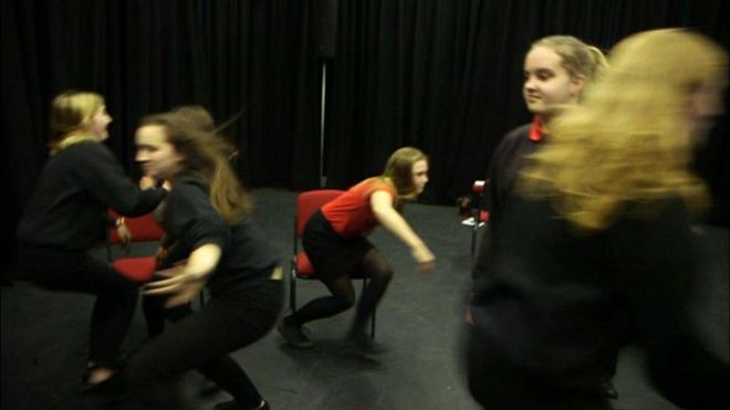 Студенты-драматурги в Аберистуите забирают GCSE из школы с местной театральной компанией