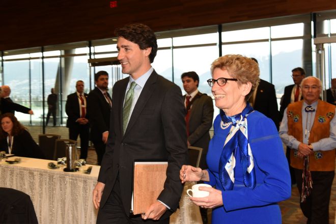 Премьер-министр Джастин Трюдо и премьер-министр Онтарио Кэтлин Уинн прибывают на первую встречу министров в Ванкувере 2 марта 2016 года