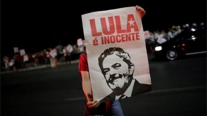Сторонник бывшего президента Бразилии Луиса Инасиу Лула да Силва принимает участие в митинге в поддержку своей кандидатуры на президентскую гонку 2018 года, в Бразилиа, Бразилия, 23 января 2018 года