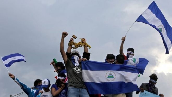Антиправительственные демонстранты устраивают акцию протеста, требуя от президента Никарагуа Даниэля Ортеги и его жены, вице-президента Росарио Мурильо, уйти в отставку в Манагуа в мае 2018 года