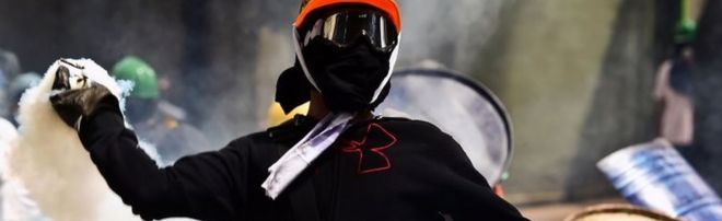 Активист оппозиции столкнулся с ОМОНом во время марша против президента Венесуэлы Николаса Мадуро, который состоялся 1 мая 2017 года в Каракасе