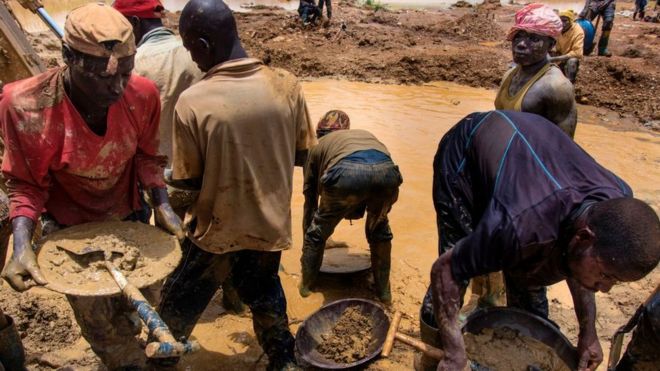 Galamseyers, нелегальные шахтеры из Нигера, работают возле пруда недалеко от города Киби 10 апреля 2017 года.Иммигранты из Нигера, Того или Буркина-Фасо приехали работать золотодобытчиками в восточный регион Ган