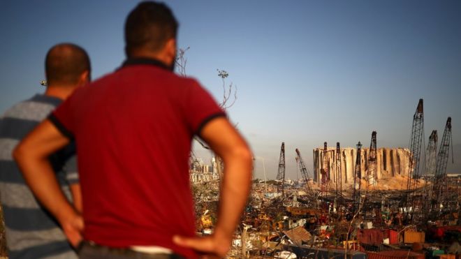 贝鲁特居民远眺被炸成废墟的港口（7/8/2020）