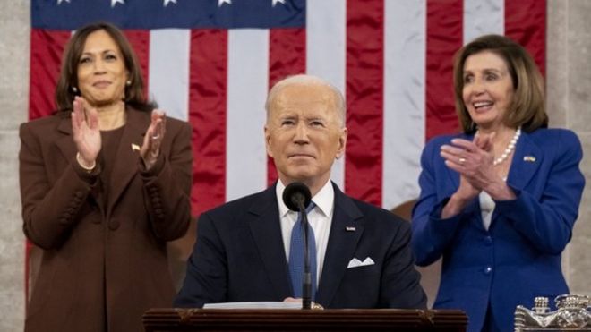 Joe Biden con Kamala Harris y Nancy Pelosi detrás
