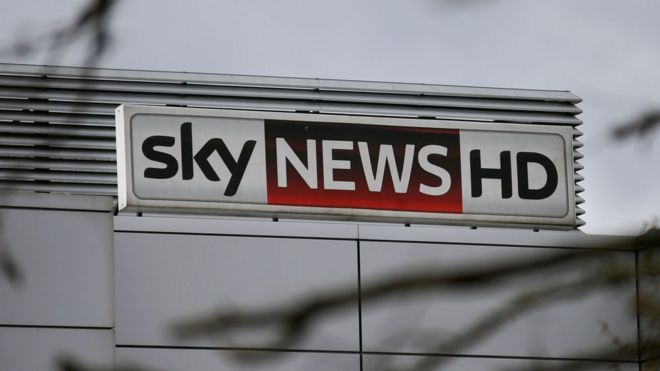 Логотип Sky News HD изображен на вывеске возле штаб-квартиры гиганта платного телевидения Sky Plc в Айлворте, западный Лондон, 17 марта 2017 года