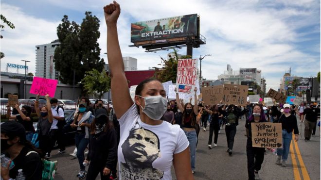 Тысячи демонстрантов маршируют в ответ на смерть Джорджа Флойда 2 июня 2020 года в Лос-Анджелесе, Калифорния