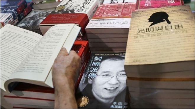 有关诺贝尔和平奖获得者刘晓波的书在内地禁止公开销售，而香港弥补了这个缺口。