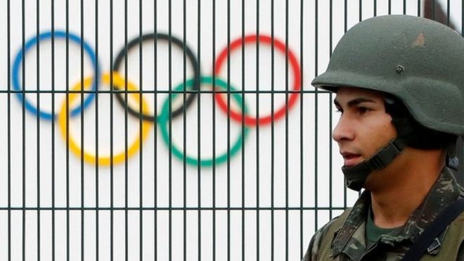 Soldado cuida el parque olímpico de Río de Janeiro, en Brasil.