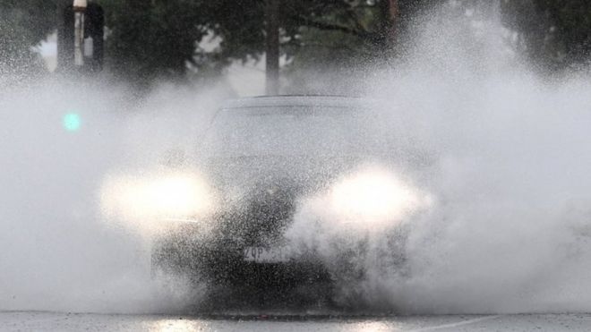 Автомобиль едет на машине через сильный дождь в Австралии