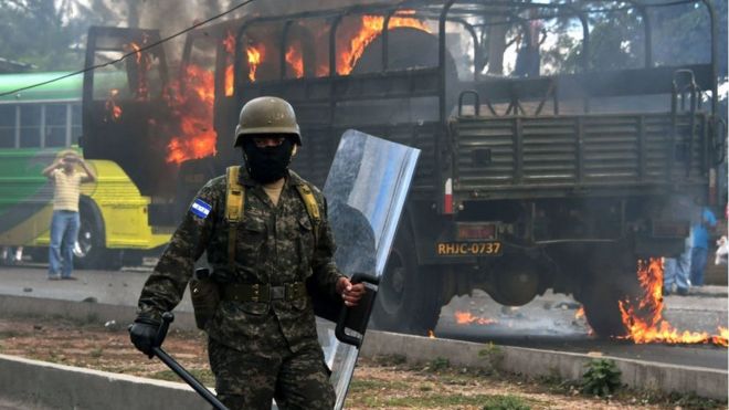 Un camión de policías fue incendiado por los manifestantes.