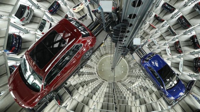 Автомобили Volkswagen в одной из башен-близнецов в центре обслуживания клиентов Autostadt, в Вольфсбурге, Германия