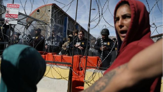 Migrantes, en su mayoría de origen venezolano, intentan cruzar a la fuerza a los Estados Unidos en el Puente Internacional Paso del Norte en Ciudad Juárez, estado de Chihuahua, México, el 12 de marzo de 2023