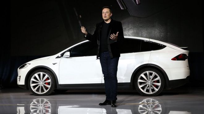 Элон Маск выступает перед внедорожником Tesla