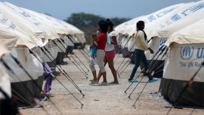 Венесуэльские женщины-мигранты проходят через лагерь, находящийся в ведении агентства ООН по делам беженцев УВКБ ООН в Майкао, Колумбия, 7 мая 2019 года