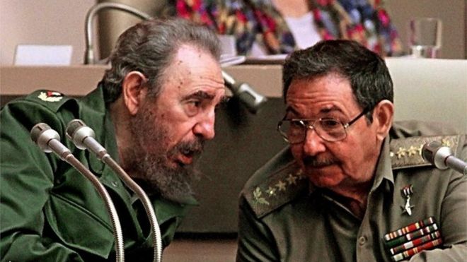 В этом файле, сделанном 20 декабря 1999 года, президент Кубы Фидель Кастро (слева) встречается со своим братом Раулем Кастро, министром вооруженных сил Кубы, во время сессии Национального собрания Кубы в Гаване