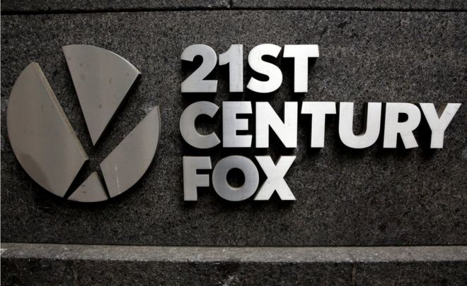 Логотип 21th Century Fox можно увидеть возле штаб-квартиры News Corporation в Манхэттене, Нью-Йорк, США, 29 апреля 2016 года.