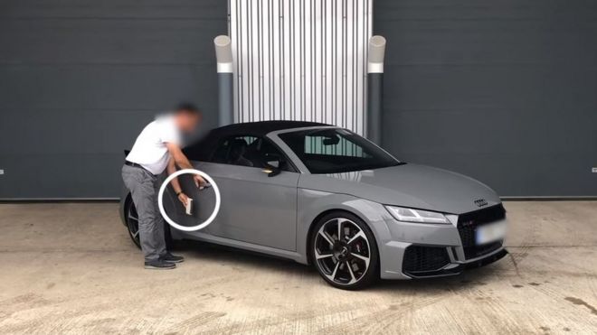 Un experto de What Car? probando la seguridad de un Audi TT RS que no cuenta con llave.