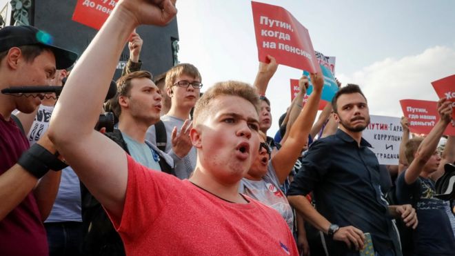 Протестующие кричат ??во время митинга против запланированного повышения общенационального пенсионного возраста в Москве