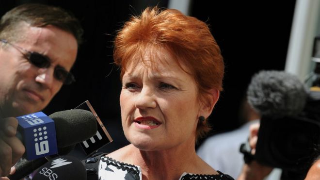 На этом файле, сделанном 12 апреля 2011 года, изображена противоречивая бывшая австралийская политическая деятель Полина Хэнсон, выступающая перед СМИ в Сиднее