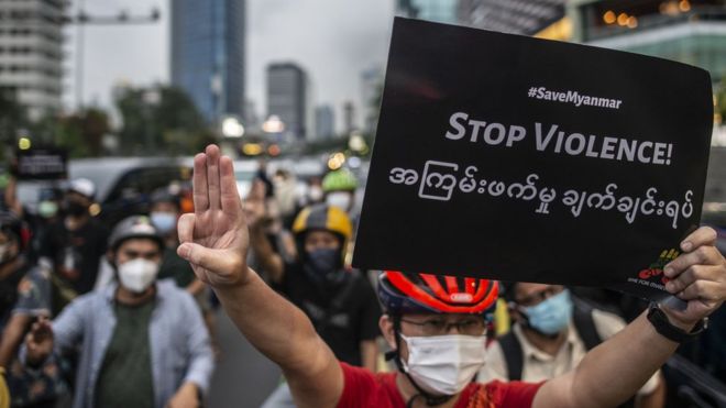 Sejumlah peserta unjuk rasa bertajuk "Gowes for Democracy #SaveMyanmar" bersepeda di kawasan Bundaran HI, Jakarta, Sabtu (17/4/2021). Unjuk rasa tersebut sebagai bentuk kecaman atas kudeta ilegal dan menuntut agar militer Myanmar (Tatmadaw) segera mengakhiri kekerasan serta mengembalikan demokrasi sesuai dengan keinginan rakyat Myanmar. ANTARA FOTO/Aprillio Akbar/wsj.