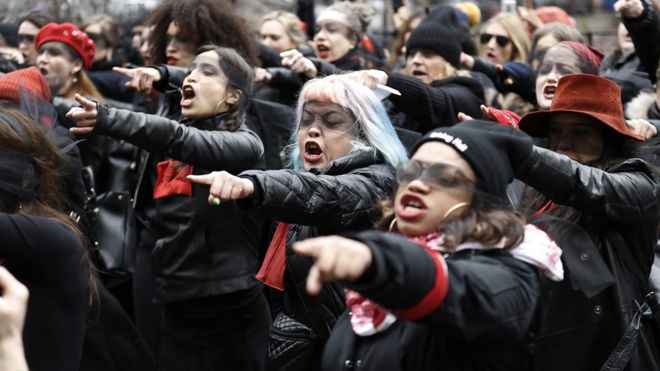 Женщины с повязками на глазах выступают на акции протеста 10 января