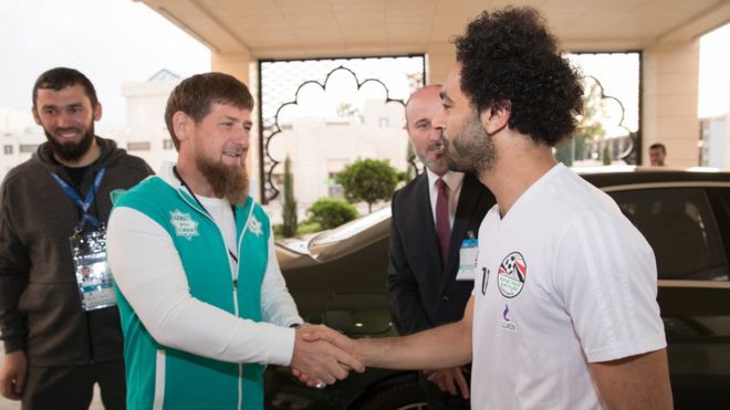 Чеченский лидер Рамзан Кадыров (слева) обменивается рукопожатием с нападающим сборной Египта по футболу Мохамедом Салахом (справа)