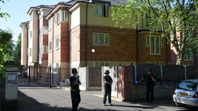 Полиция, стоящая вне адреса, обыскивается в Уолли Рейндж, Манчестер Салман Абеди родился в Манчестере в канун Нового 1994 года у ливийских родителей. Салман Абеди