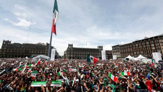 Футбол Футбол - Чемпионат мира по футболу - Группа F - Германия - Мексика - Мехико, Мексика - 17 июня 2018 года - мексиканские болельщики празднуют на площади Сокало.
