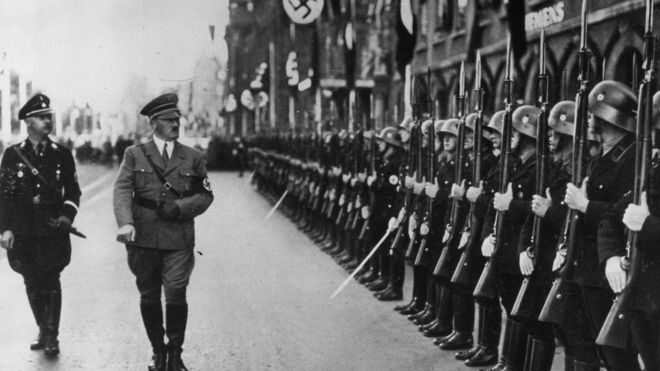 Himmler e Hitler inspecionam soldados da SS