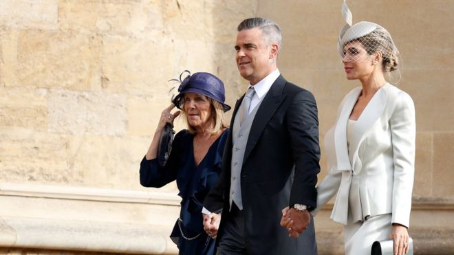 Британская певица и автор песен Робби Уильямс прибывает со своей женой американской актрисой Айдой Филд и ее матерью Гвен на свадьбу