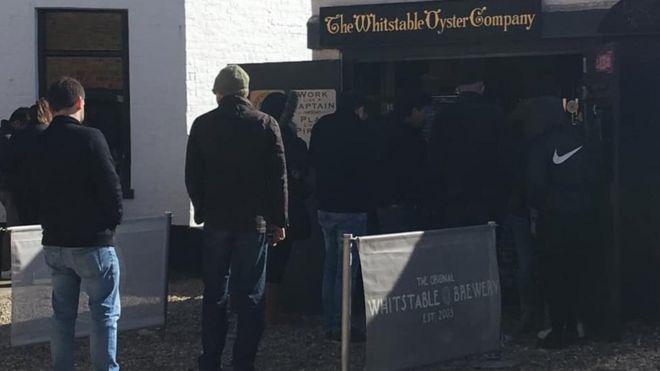 Люди выстраиваются в очередь в Whitstable Oyster Company