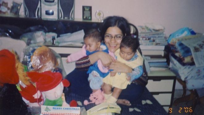 Доктор Миту Хурана со своими близнецами, когда они были младенцами